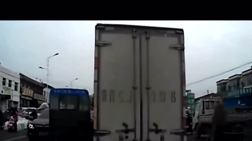 监控拍摄：霸气抢道遭遇无情碾压，哈佛H6被满载的大卡车撞废