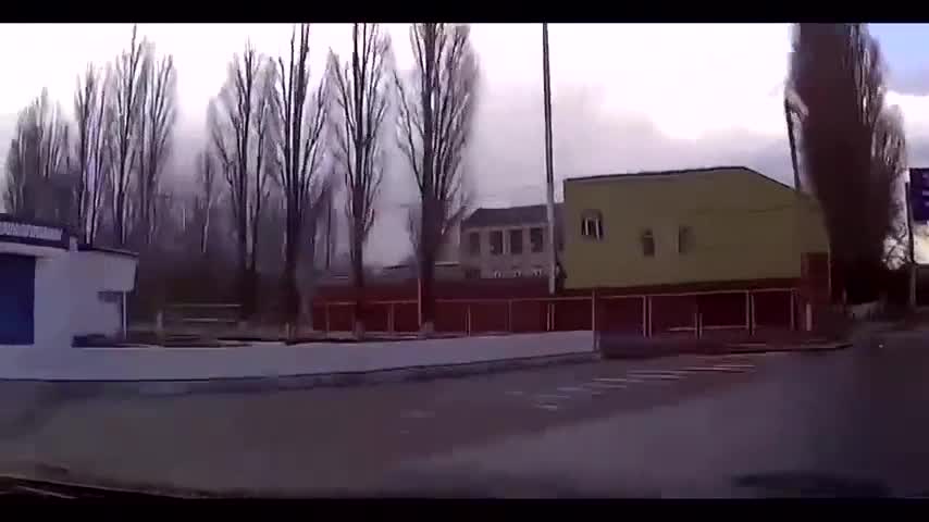 货车刹不住车，直接冲撞小车-车祸现场1-交通安全启示录