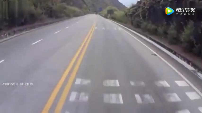 大卡车刹车失灵，老司机脱险后，直呼好惊险