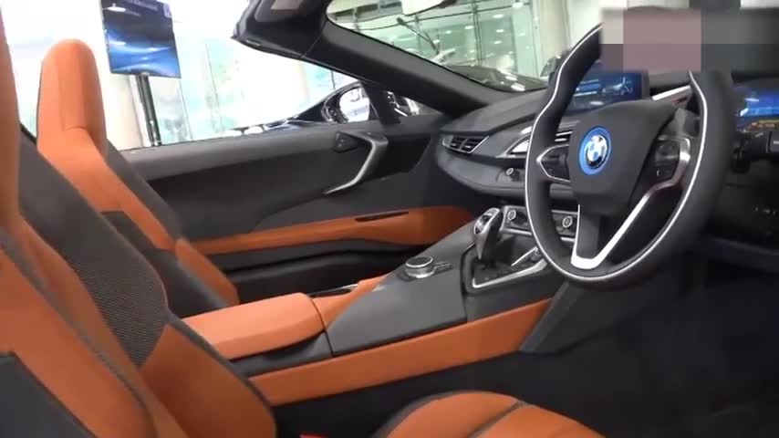 2018款宝马i8跑车按下变形按钮后，打开车门让保时捷911失去光彩