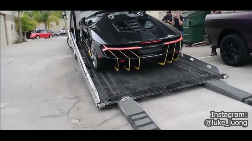 土豪订制的超级跑车刚刚到货