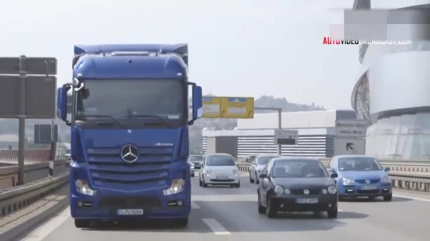 奔驰最新款的卡车上路，卡车中的劳斯莱斯