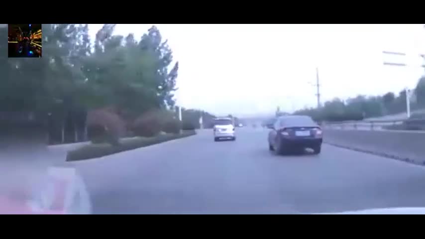 旗袍女子过路口，她以为出租车会踩刹车，选择原地不动