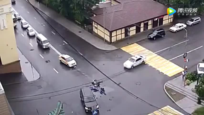 男子驾车疯狂闯关十字路口，结果粉渣一地啊