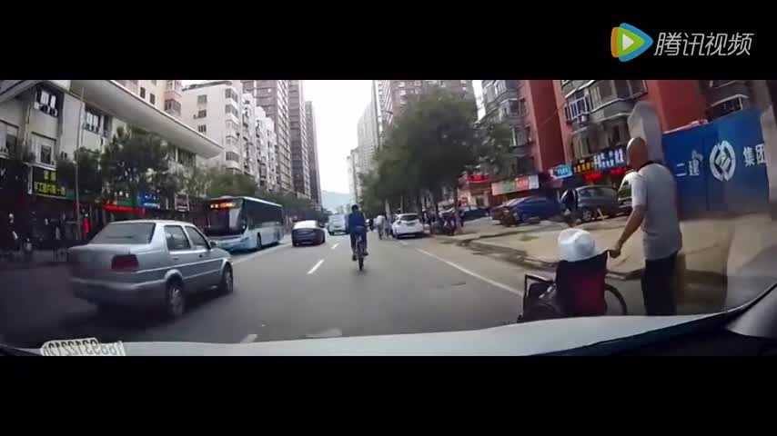 疯狂的奔驰单挑大货车惨遭秒杀场面惊心动魄！