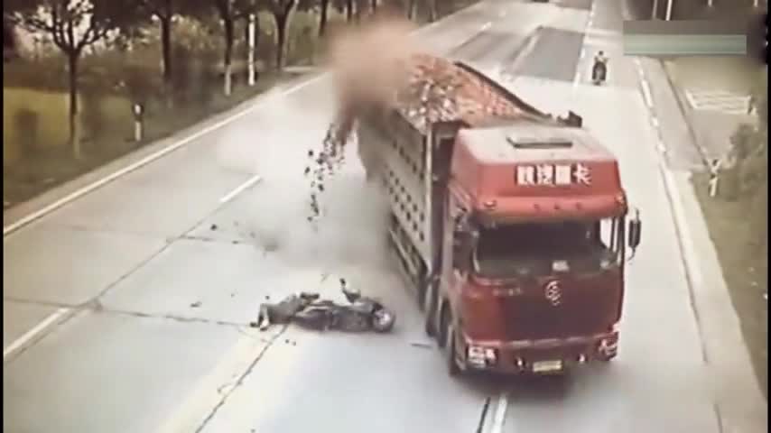 电动车马路中间作死急刹，大货车表示已经尽力了