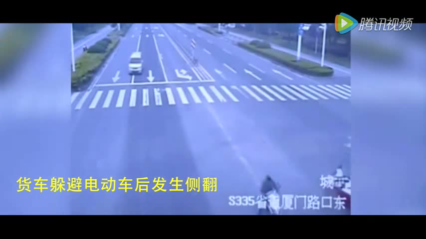 监拍：大货车司机为躲避作死的电动车最后还是翻车了
