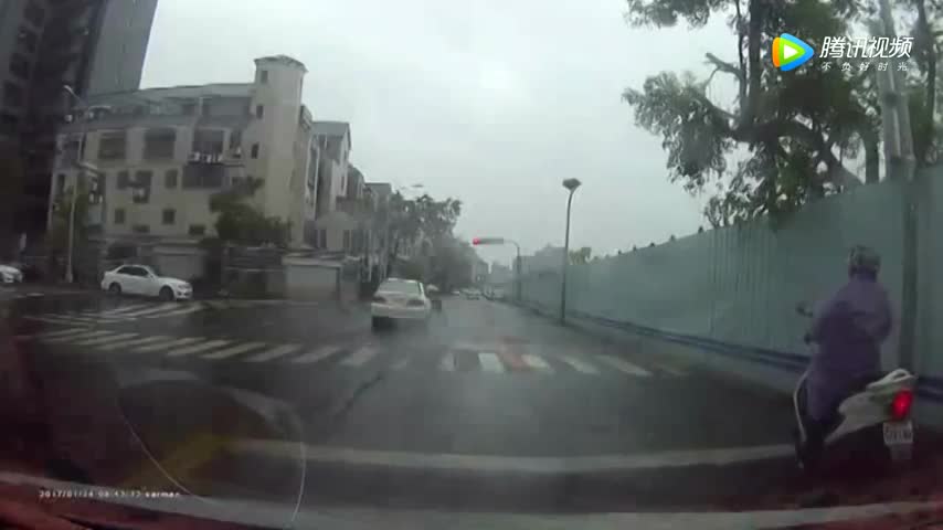 十次车祸九次快，电动车闯红灯险酿车祸