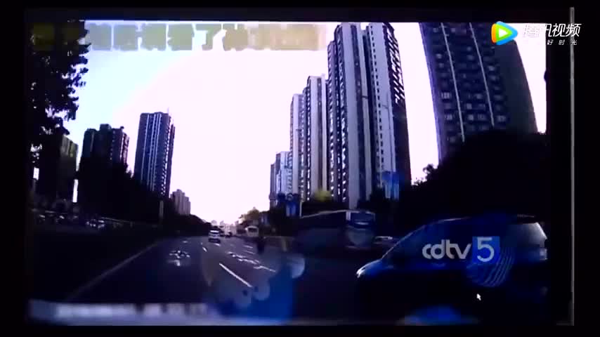 实拍出租车嫌前车女司机开太慢 超车后猛踩刹车致追尾