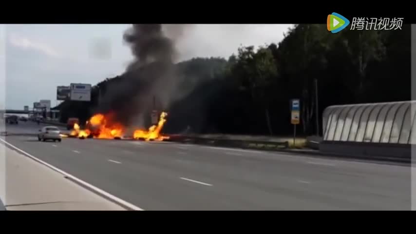 最火的开车路上的视频 25a1-fypsqiz9802454.jpg