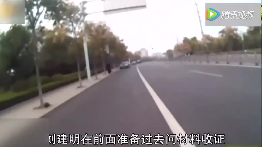 酒驾司机遇交警检查竟做出疯狂的事情，车顶交警疯狂逃窜