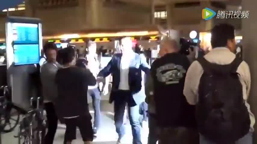 机场偶遇霸气SUV，车上下的人看清后忍不住尖叫！