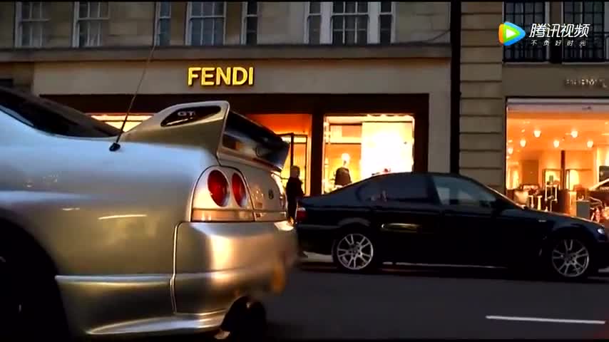 土豪开着日产跑车本想出风头的，接着发生一幕让他尴尬了