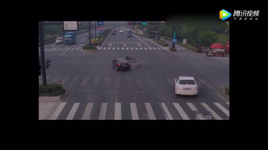 电动车司机明知有危险，还是选择了闯红灯