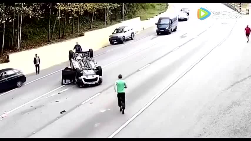 值得我们深思的车祸，小车轻打方向suv瞬间翻车