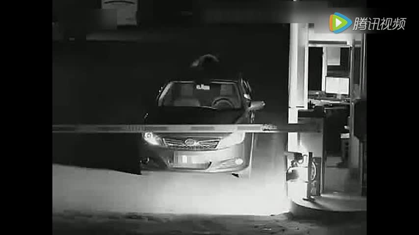 为逃停车费看女司机如何扮鬼，吓跑收费员