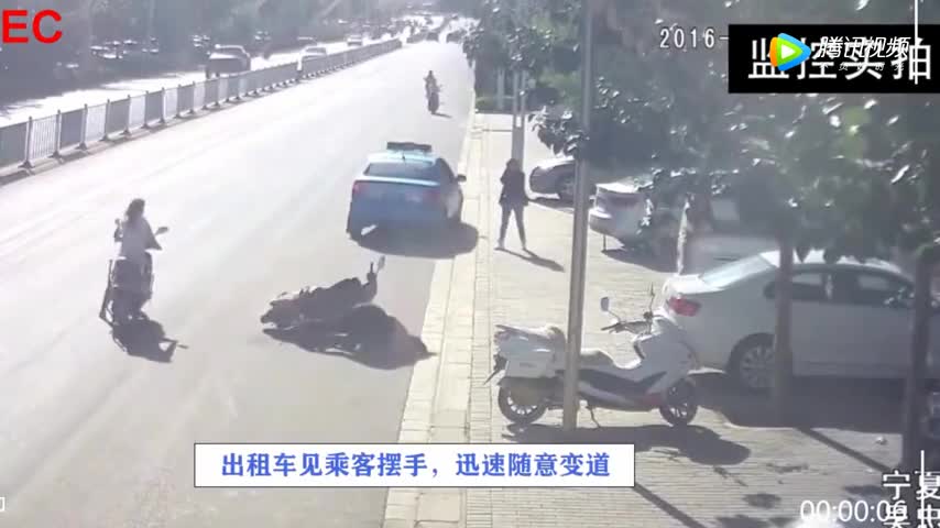 监控拍下出租车突然停下，接下来一幕更令人气愤！