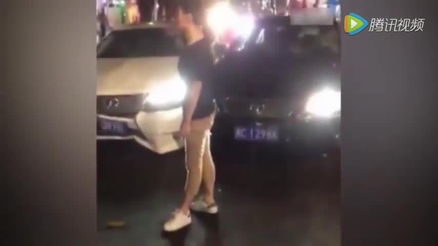 丰田女司机疯狂撞雷克萨斯：这女的把我老公睡了