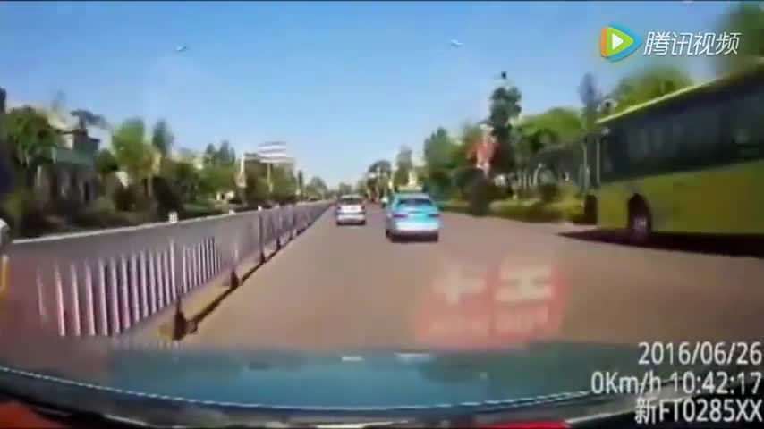 实拍出租车一分钟内被别8次，的哥最后忍无可忍