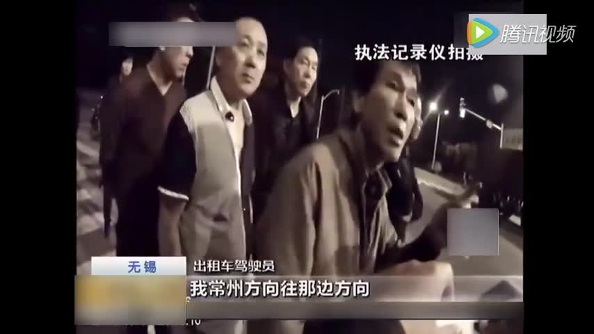 大货车司机行驶中捡手机，等红绿灯的的出租车无辜被撞飞