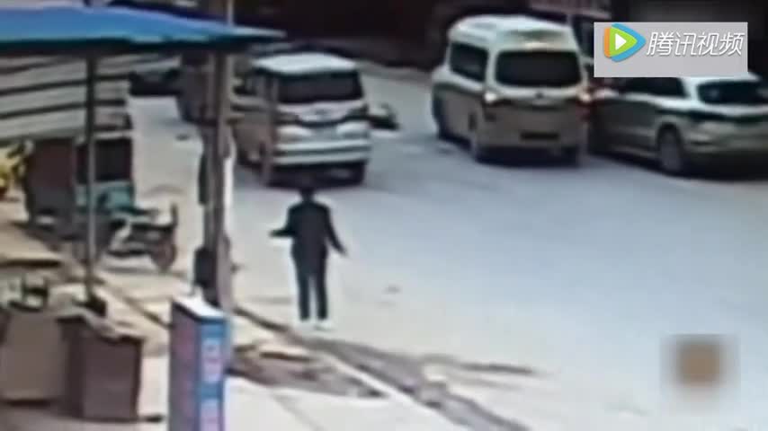 太猖狂了，电动车女子被面包车撞后追赶肇事车，竟再次遭到碾压