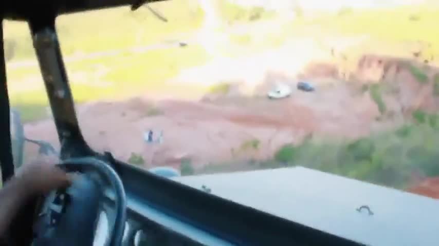 6驱卡车爬坡，这样的坡度有几辆车能上去