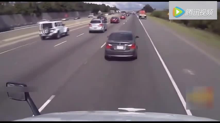 宝马司机高速上恶意别大货车，最后竟被三辆大卡车同时包围
