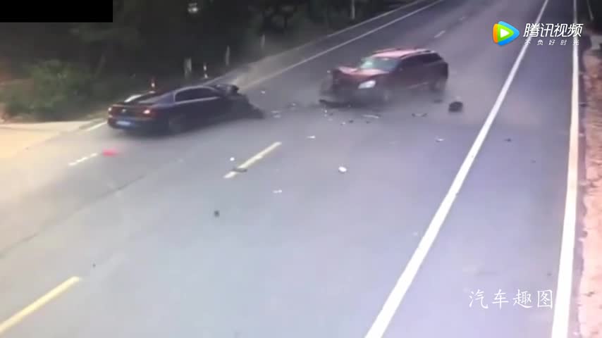 如果电动车司机早回头看一眼，也不会被两辆轿车撞上了！