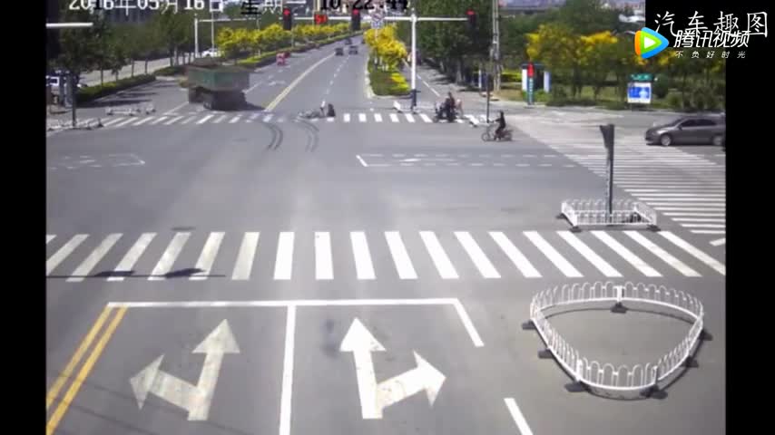 如果大货车这次不是空车，电动车二人也逃不过这一劫！