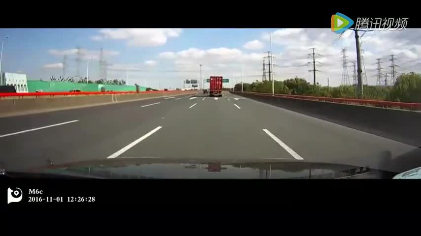 小车高速匝道作死并线，仁慈卡车刹冒烟了才救了他一命