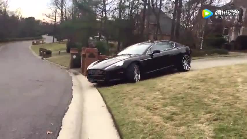 小伙开阿斯顿马丁跑车去玩，刚出门口尴尬了