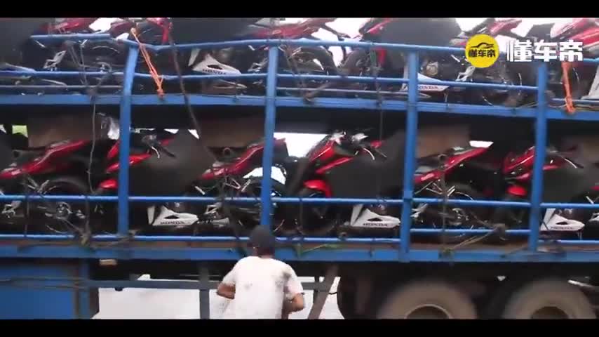 几乎翻侧、满载全新 CBR250RR 的卡车