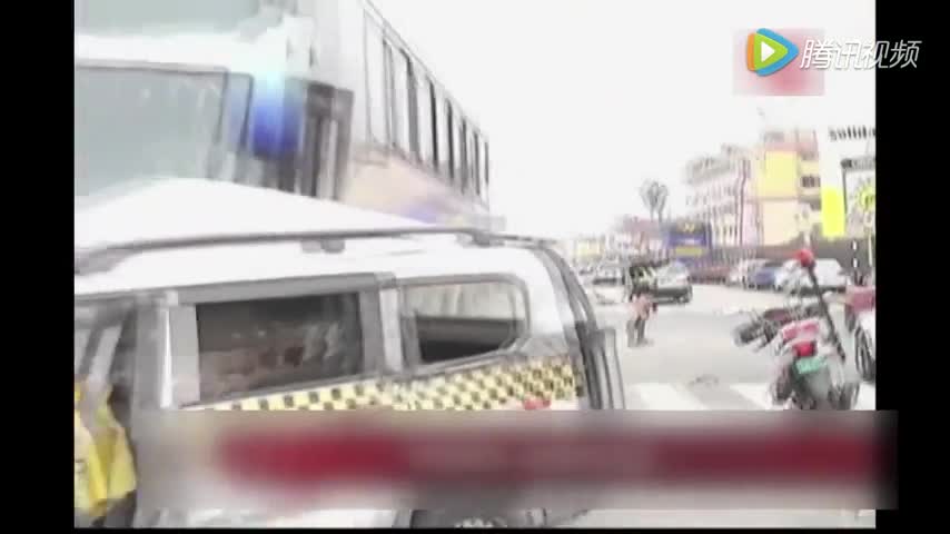 恐怖！！出租车被两辆公交车拦腰撞成铁饼，司机当场死亡