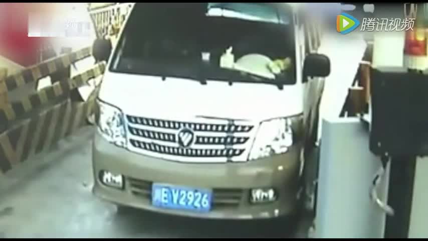 惊险瞬间！高速收费站金杯疯狂撒野警车也不好使，结局很惨