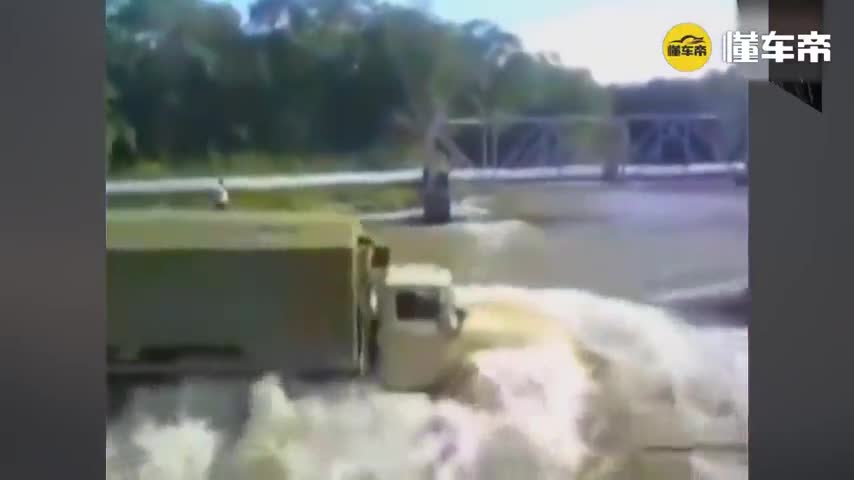 驾驶重载卡车过木桥毫不畏惧 大山里的司机真的牛