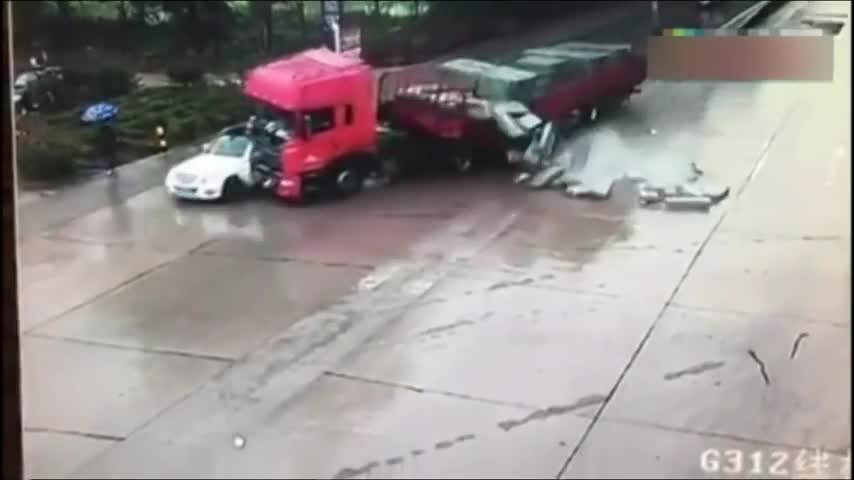 SUV在大货车前急刹 结果悲剧了！