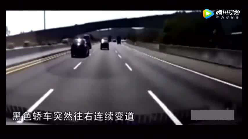 三名女子骑电动车闯红灯，监控拍下这样的画面