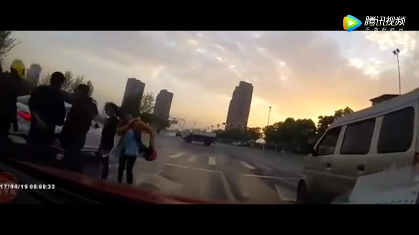 电动车自己摔倒，还连累无辜等信号的轿车，太冤枉了