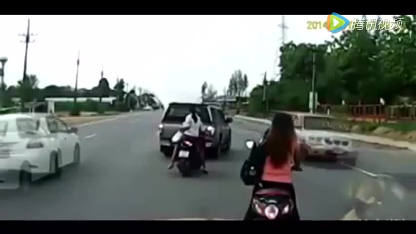 两辆电动车本以为这样很安全，没想到会发生这样的车祸