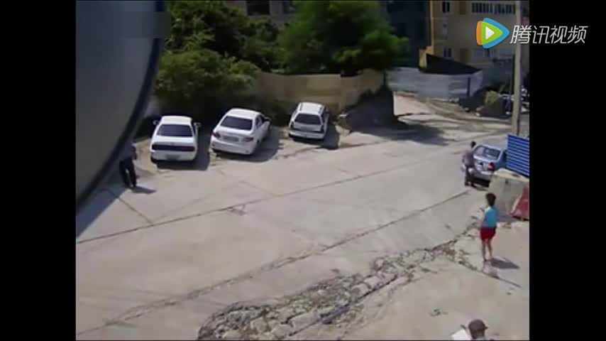 卡车失控溜坡压扁两小轿车，男子神速逃出躲过一劫