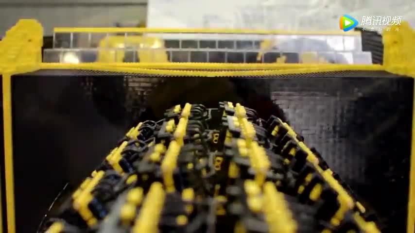 脑袋大开，实拍牛人用积木拼出一辆跑车，竟然还能路上跑