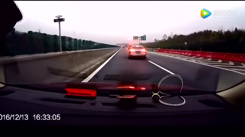 监控拍下的一起惨烈的车祸，这次真不是电动车的错！