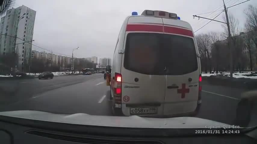 出租车和救护车较劲 路人都看不过去 司机最后老实了！