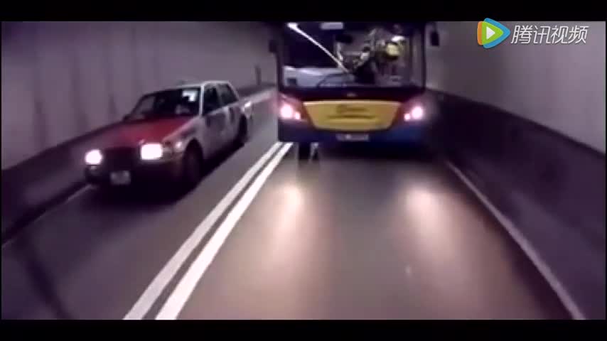 街头出租车大战公交三百回合，结果一秒被KO