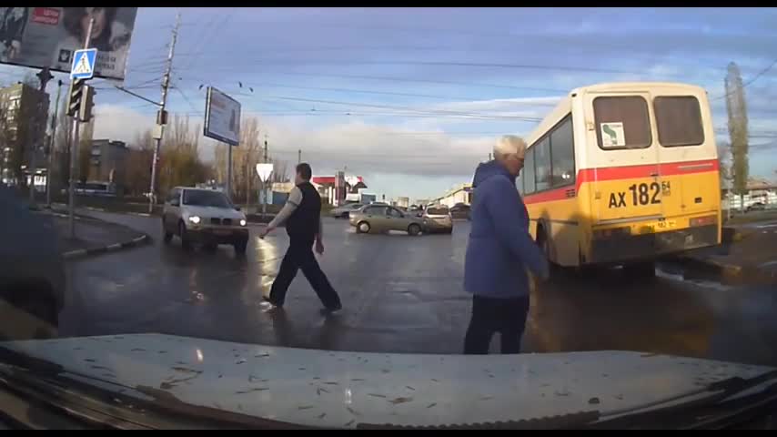 出租车挡道，暴脾气司机下车追赶，接下来一幕让人惊呆了！