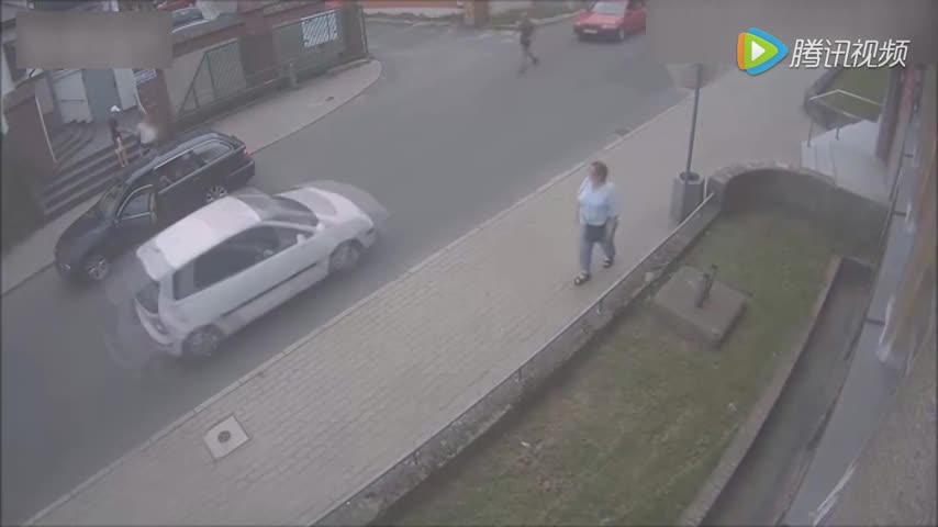 监拍！因路怒红色轿车撞坏旅行车车门扬长而去