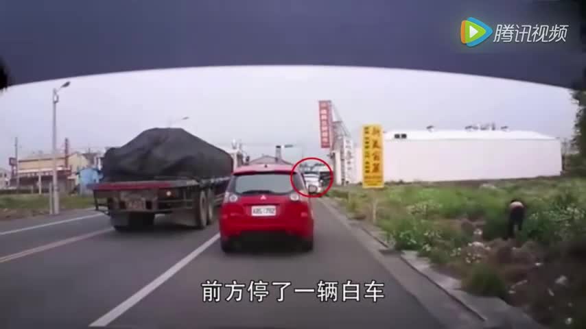 美女司机诡异走位险翻车！卡车司机这次立功了