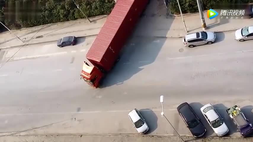 实拍16米大卡车牛逼倒车技术，100万人中只有一个办到！