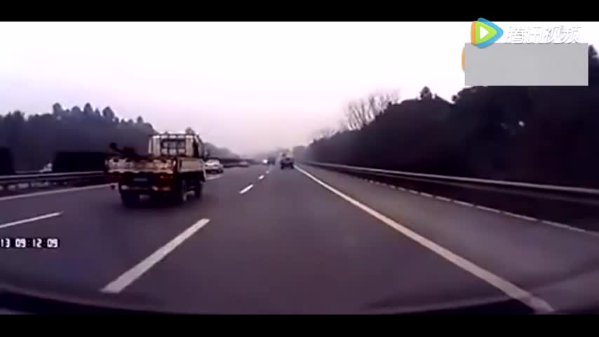 实拍高速上 小轿车疯狂超车 最后害了自己还连累别人