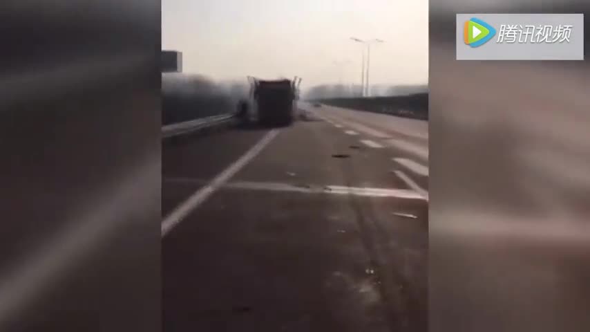 命大！迈腾高速上追尾大货车被削成敞篷车，司机竟毫发无损